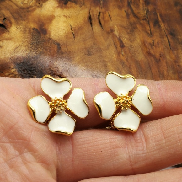 Vintage Jewelry - Vintage minimal magnolia cherry blossom enamel Vintage Jewelry - Vintage minimal magnolia cherry blossom enamel